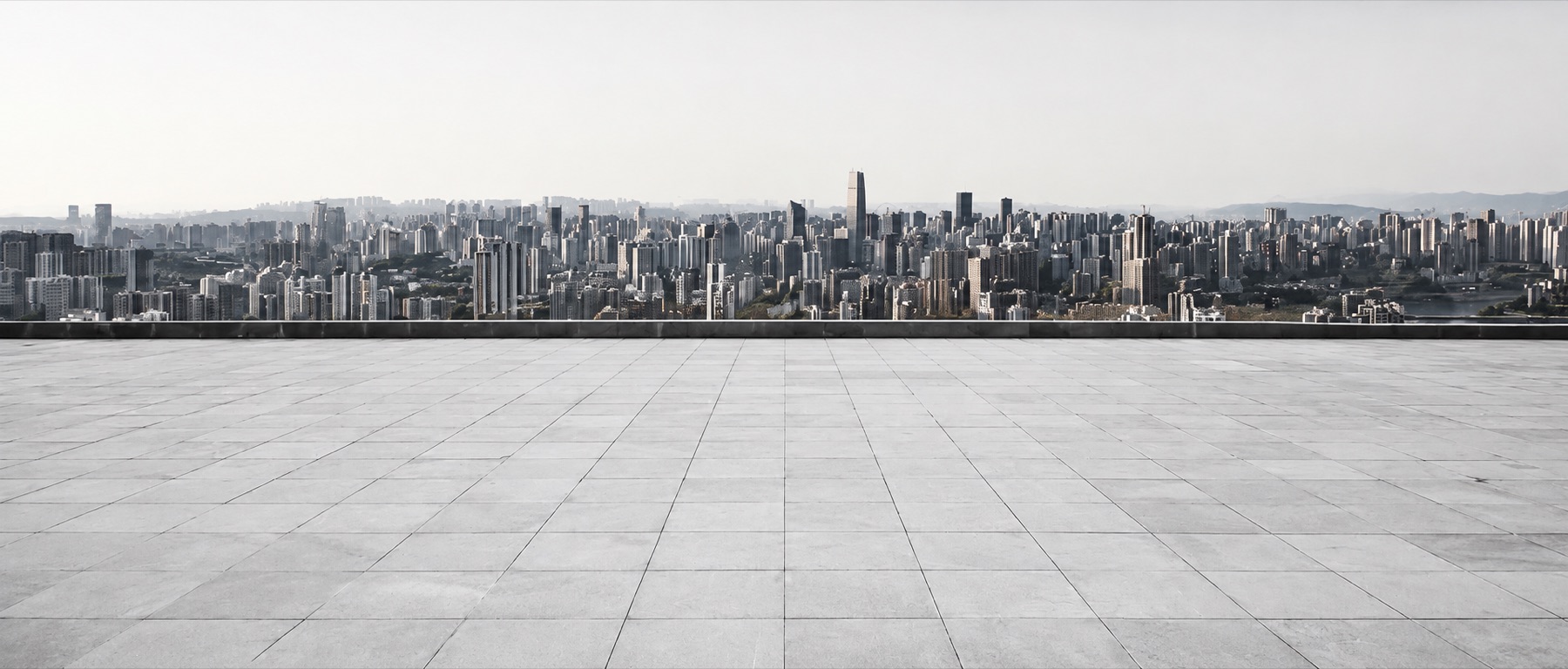 Piso elevado em ambiente corporativo com vista urbana